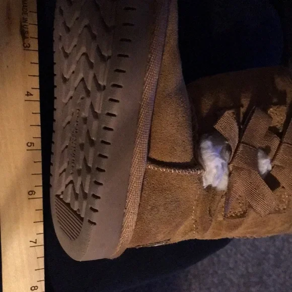 UGGS Koolaburra kids 7 w/dainty bows & row of plush sheepskin peeking from bows. - Picture 8 of 10